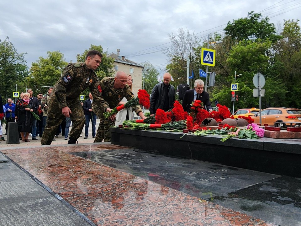 Торжественные возложения и митинг: жители Химок почтили погибших в День памяти и скорби