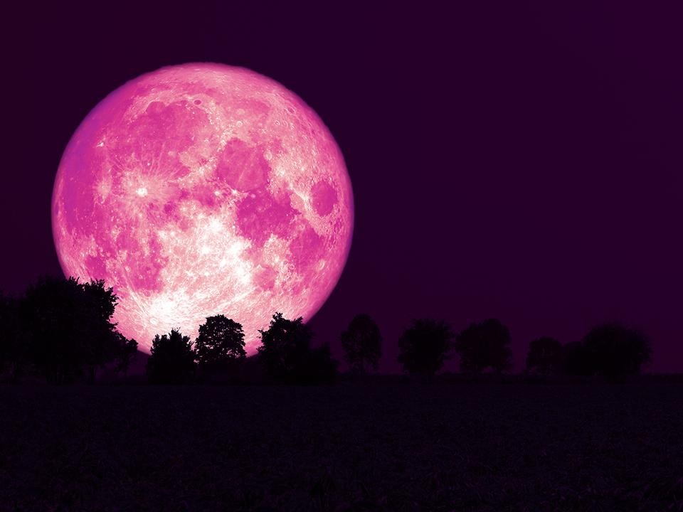 Клубничная Луна: почему июньское полнолуние особенное в 2025 году