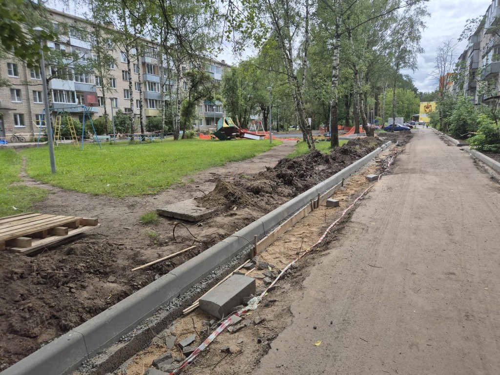 Новые бордюры и детские площадки: как преображаются дворы на Карла Маркса в Дубне