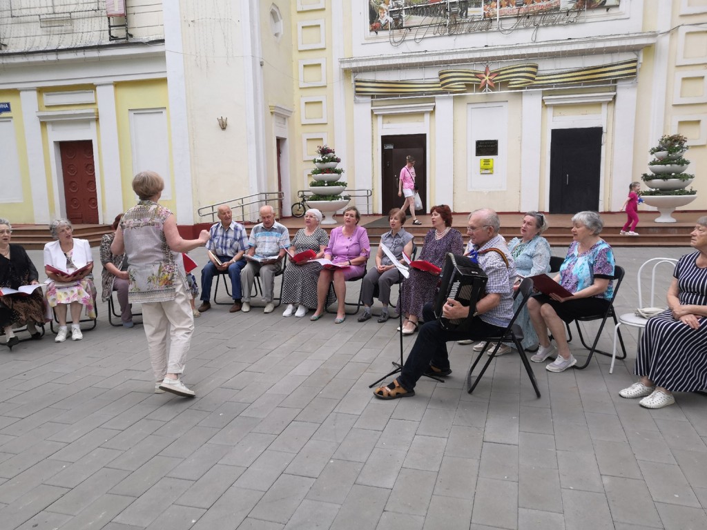 Песни советских лет исполнили ступинцы в сквере Пушкина