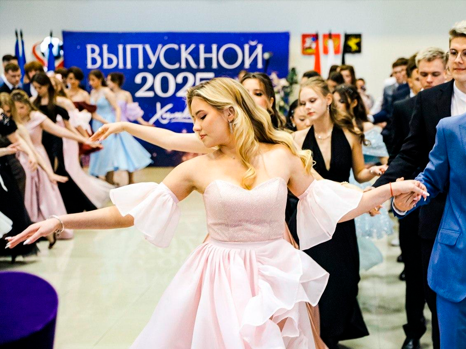 Стобалльники, медали и первые шаги в будущее: выпускники Химок отправились во взрослую жизнь