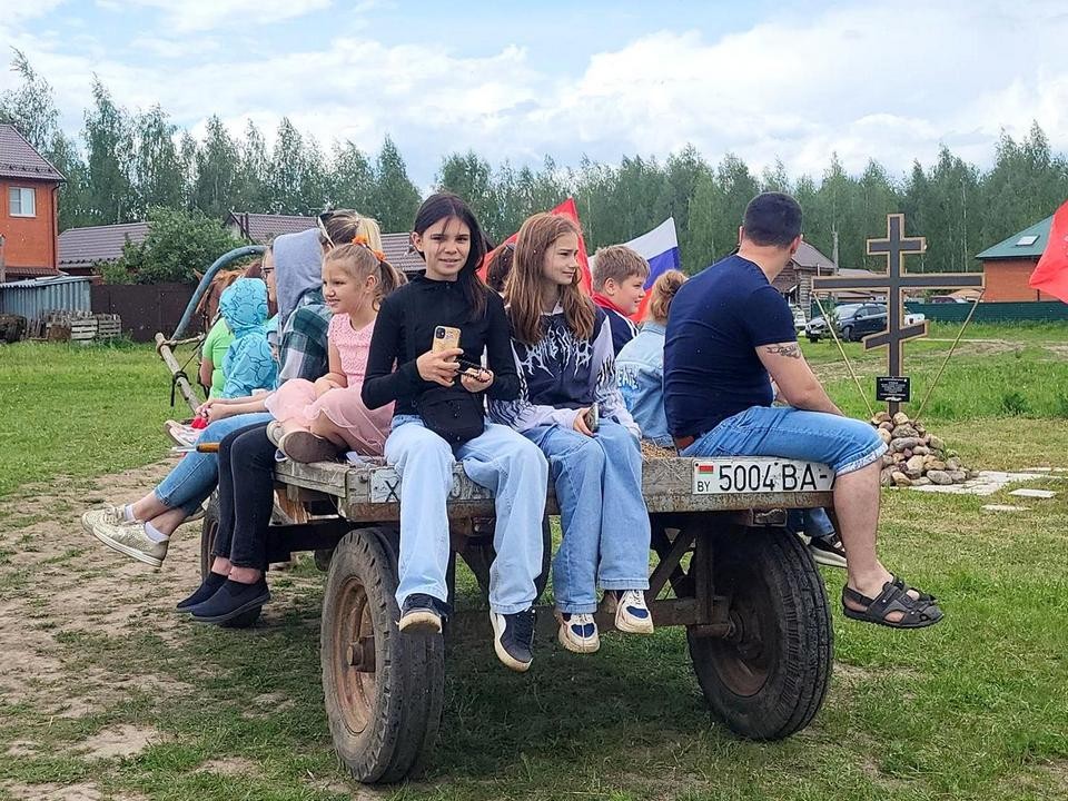 Начало лета в «Лучике добра» встретили катанием на лошадях и прогулками в телеге