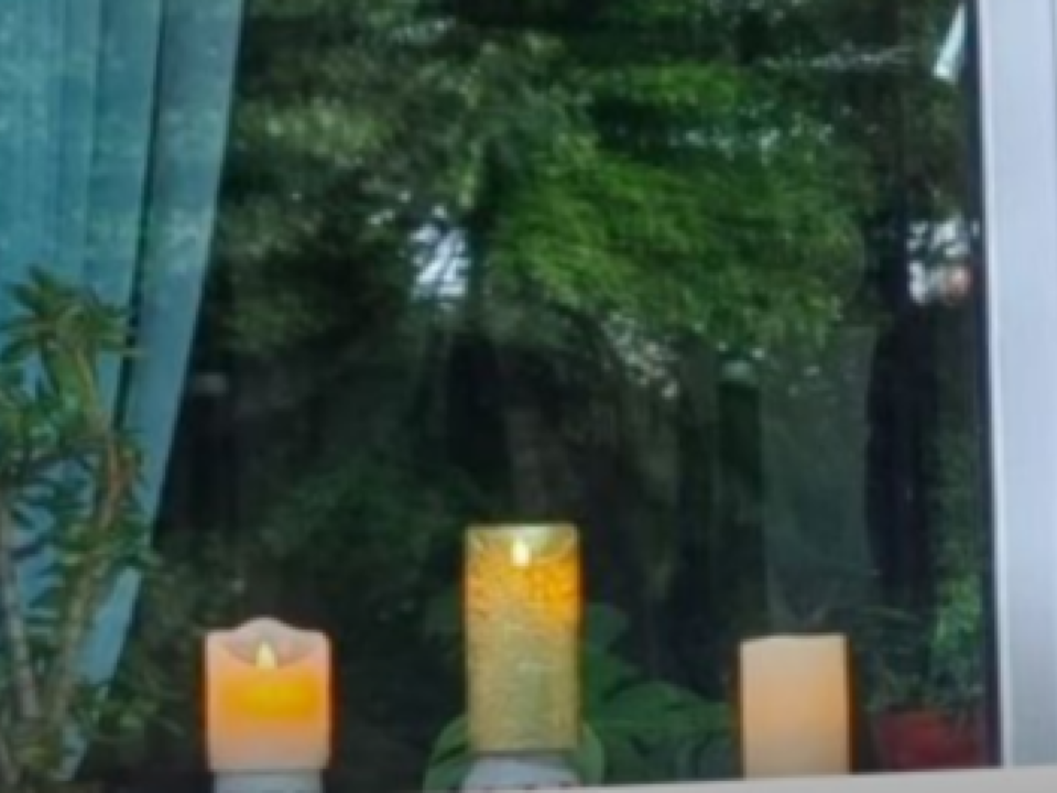 В окнах Малой академии наук в Черноголовке зажгли свечи, как дань памяти скорбной дате