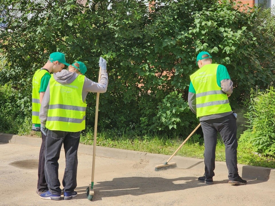 Пыльная работа и мечта о компьютере: ради чего школьники трудятся летом в Долгопрудном