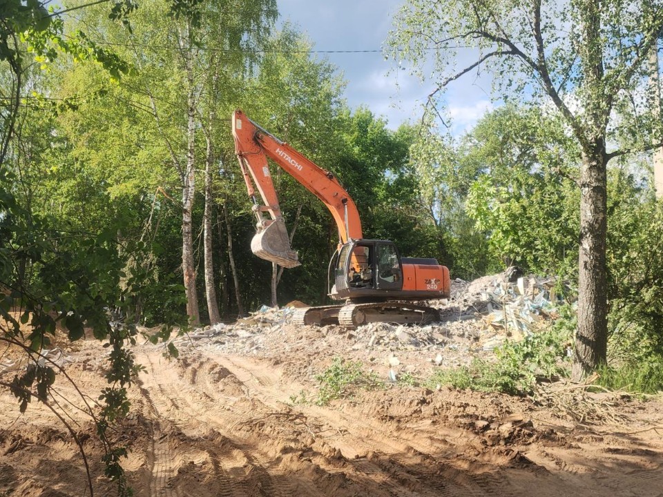 В микрорайоне санатория Поречье завершают снос аварийного дома