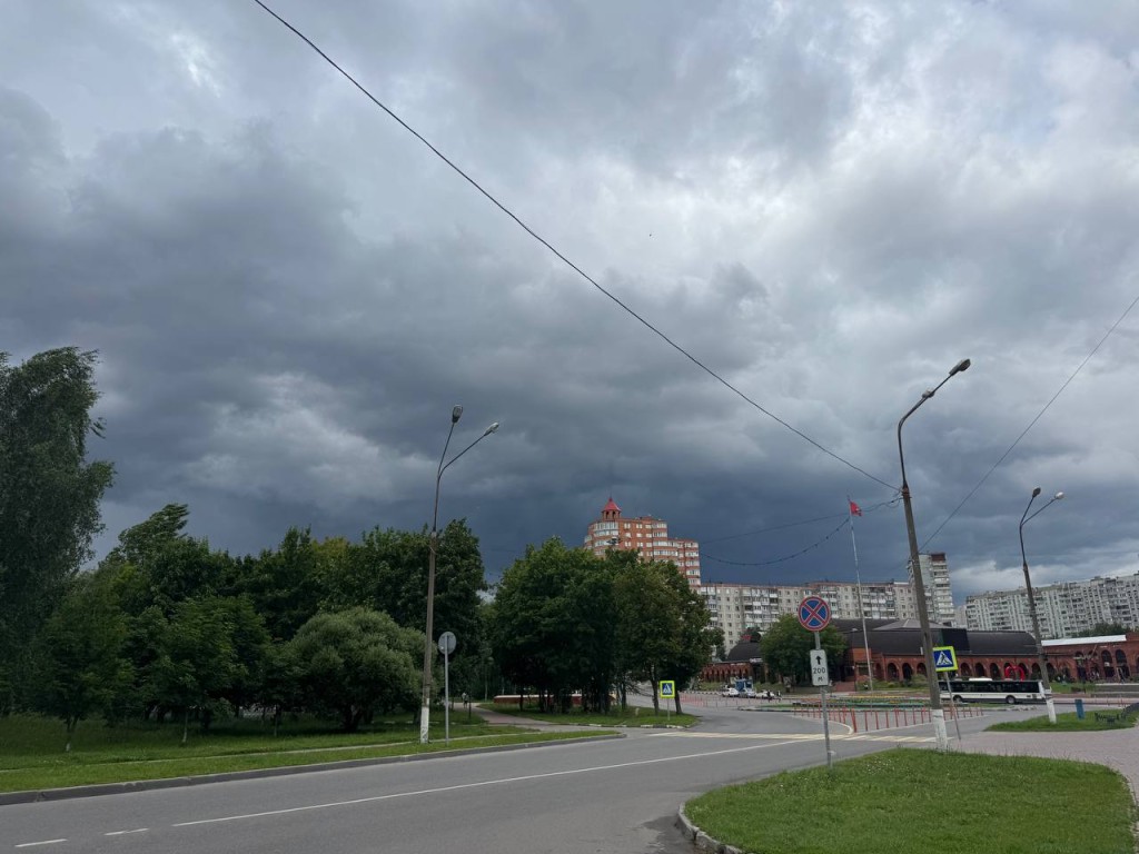 На Дзержинский надвигается гроза, дождь и сильный ветер