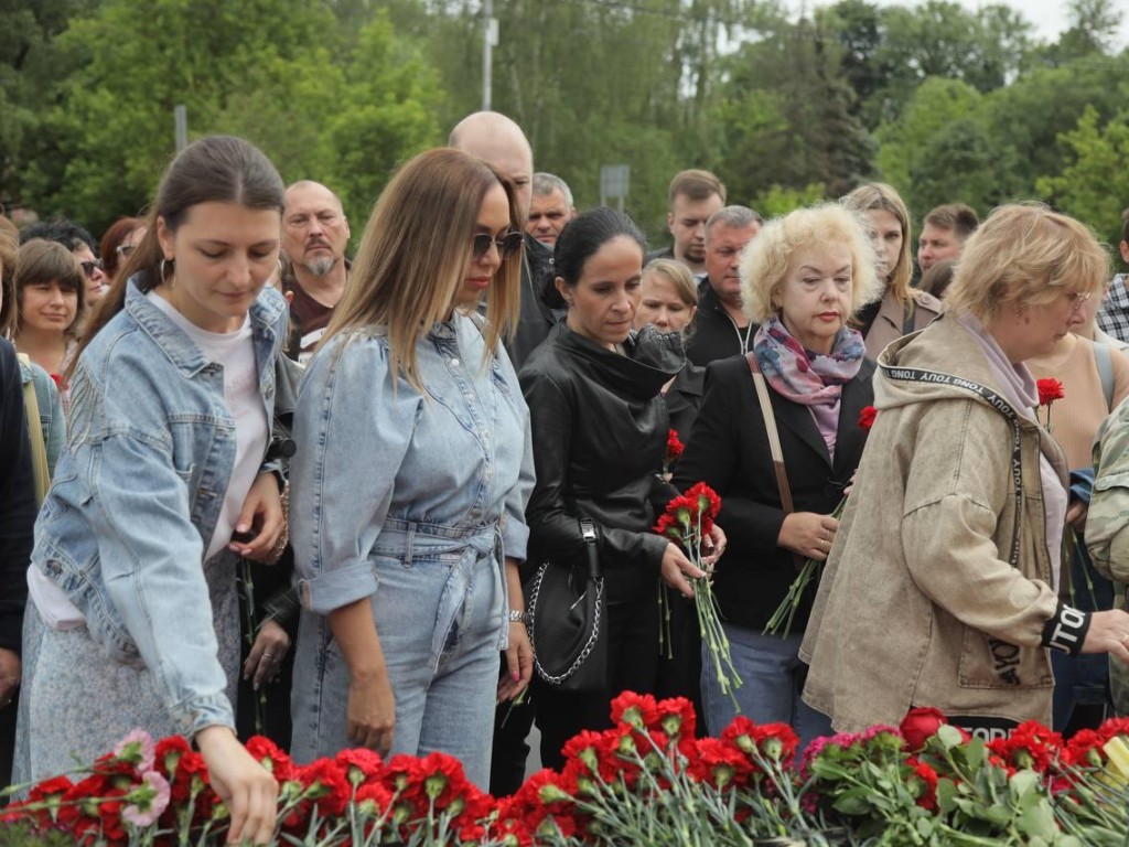 Жители Сергиева Посада в День памяти и скорби возложили цветы к Мемориалу воинской Славы