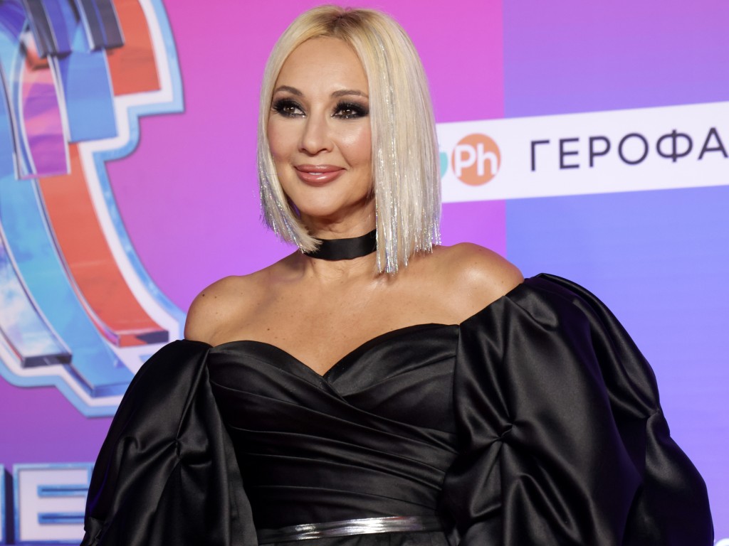 Лера Кудрявцева в эффектном образе показала закулисье съемок «ВИА Суперстар!»