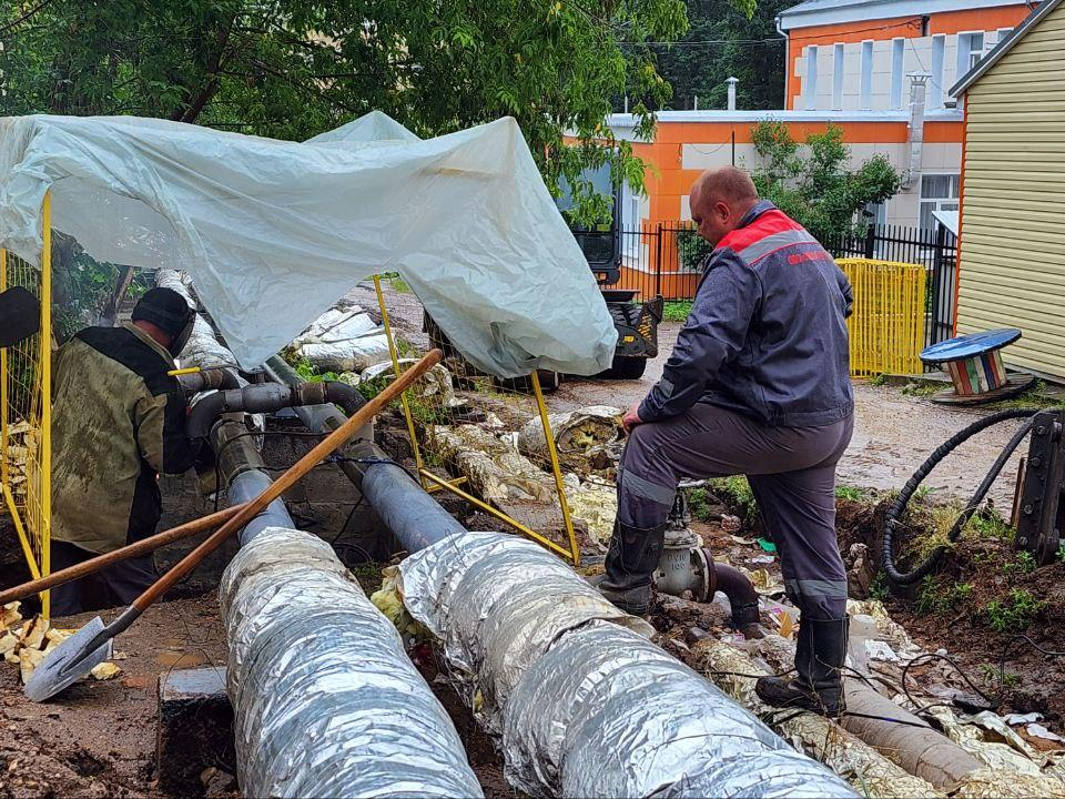 На Комсомольской улице в Дмитрове коммунальщики скрывают трубы отопления под землю