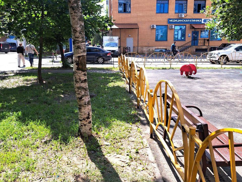 Ограждение детской площадки на улице Кирова восстановили