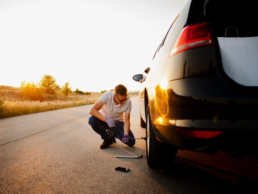 Автолюбителям объяснили, чем жара опасна для шин