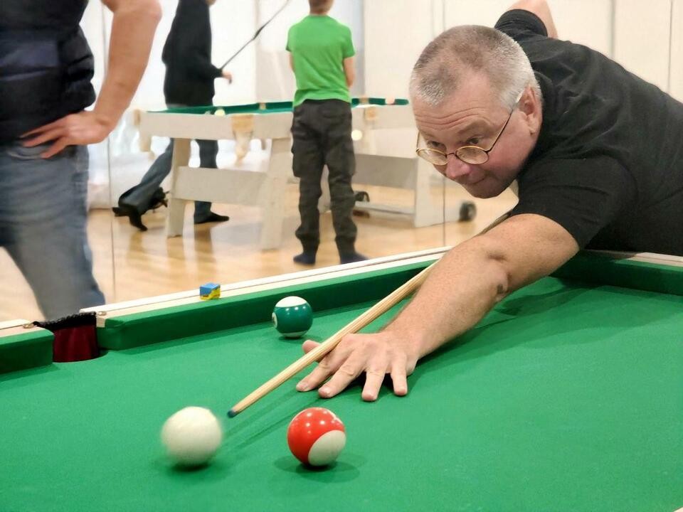 Ученый-ихтиолог основал бильярдный клуб в Пущино: научиться играть сможет каждый желающий