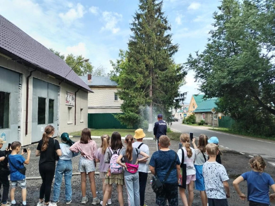 Спасатели показали детям из «Созвездия» свою технику и рассказали о профессии