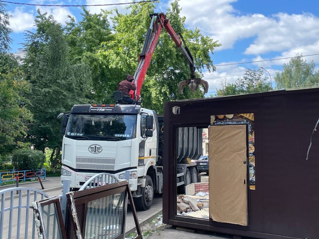 Еще два незаконных торговых павильона демонтированы в Ленинском округе