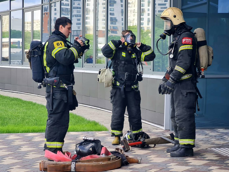 В детском клиническом центре имени Л. М. Рошаля провели тренировку по эвакуации людей