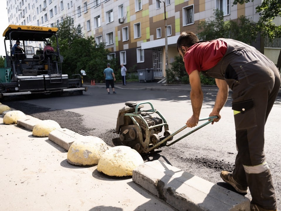 В Томилине завершат укладку асфальта во дворе дома №28