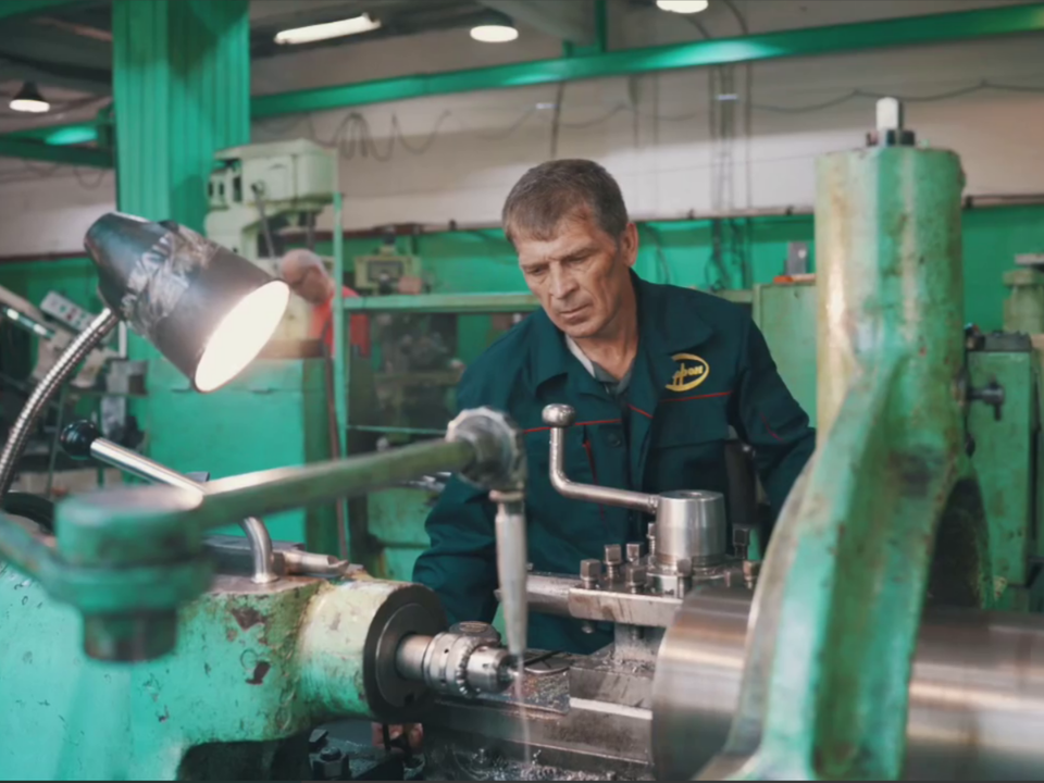 Токарь Дмитрий Аношин отметил 25 лет верности профессии в День России