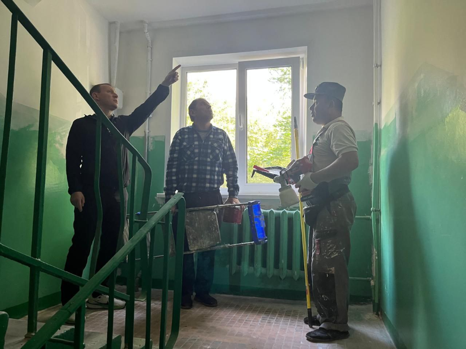 Ремонт подъездов в домах по улице Гагарина выполняют с учетом пожеланий жителей