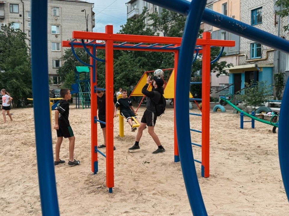 Клин подарил детям Луганска игровую площадку