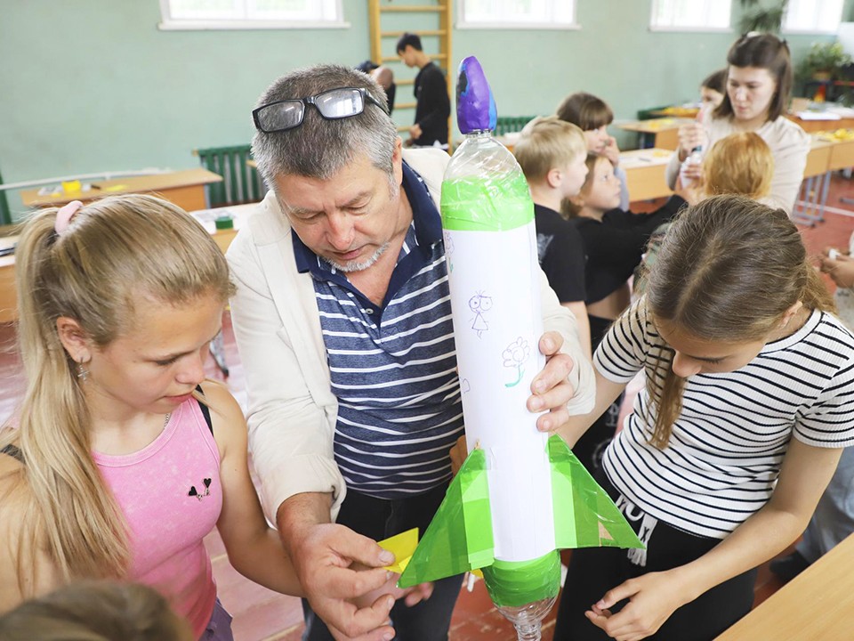 Школьники Рошаля запустили в небо бумажные ракеты