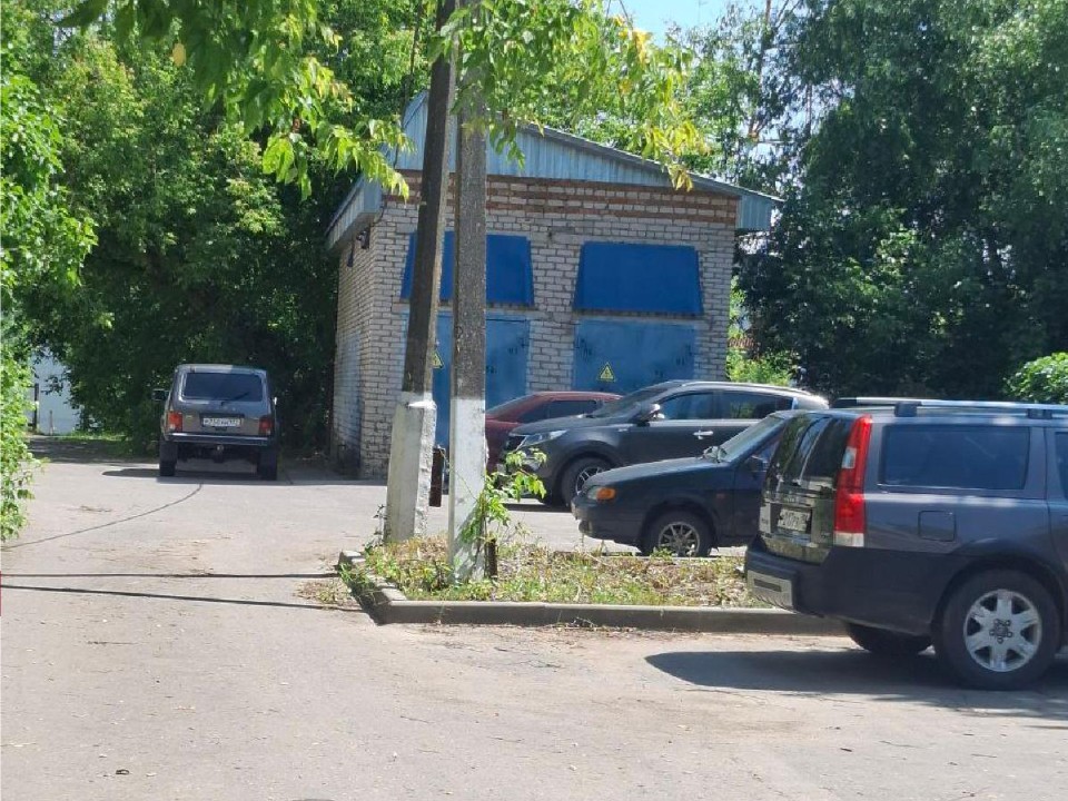 Во дворе на Центральной улице в Лотошине убрали заросли травы