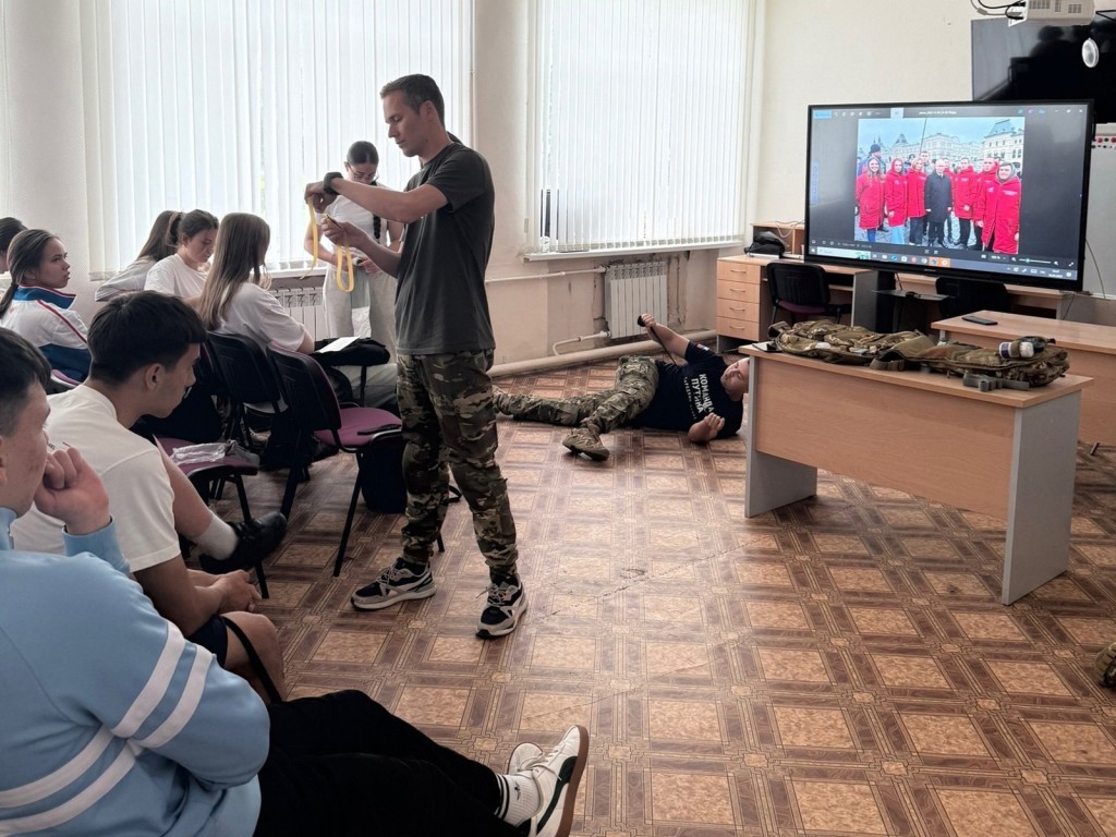 Ступинские волонтеры рассказали о деятельности добровольцев на Донбассе зарайским студентам