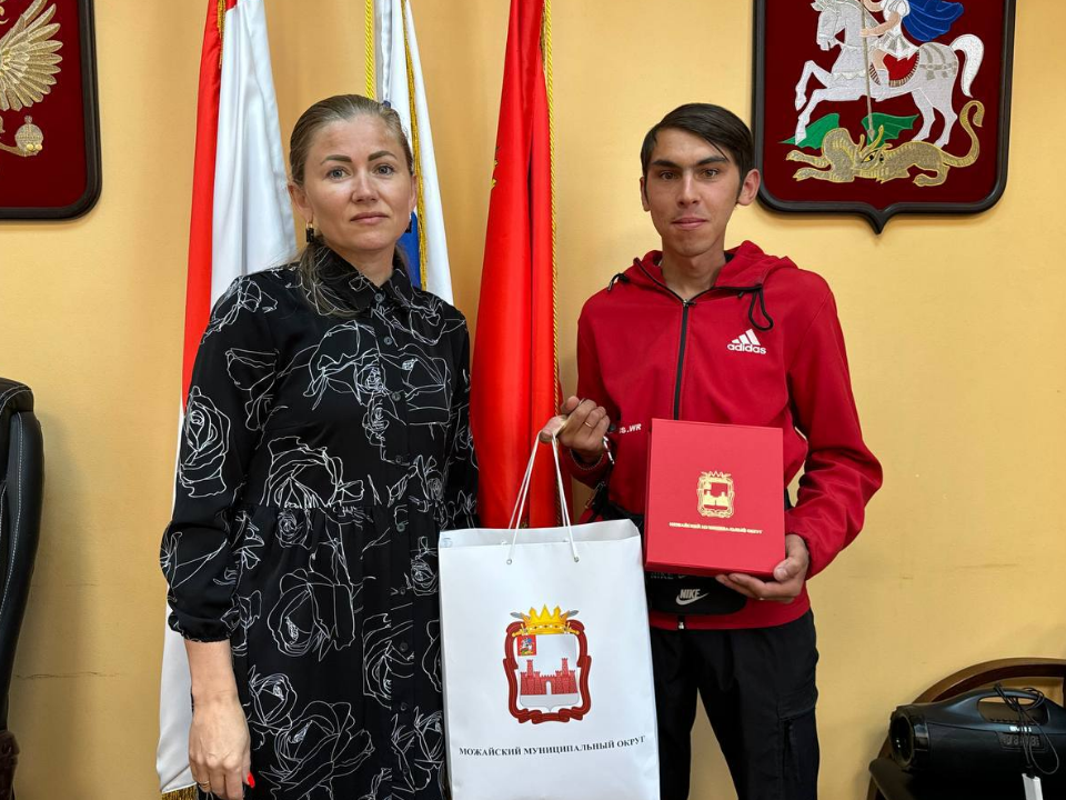 Житель Можайска, оставшийся без попечения родителей, получил ключи от квартиры