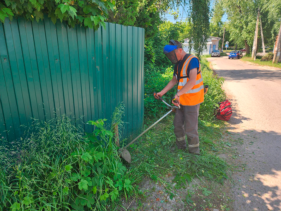 Городские службы начали косить траву в Рабочем поселке в Зарайске