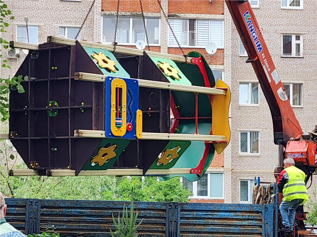 Устаревшую детскую площадку во дворе на Ленина заменят на новую