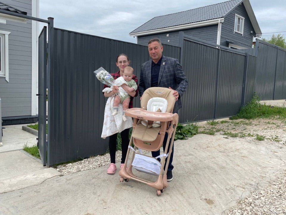 Семью военнослужащего в Чехове поздравили с Днем защиты детей