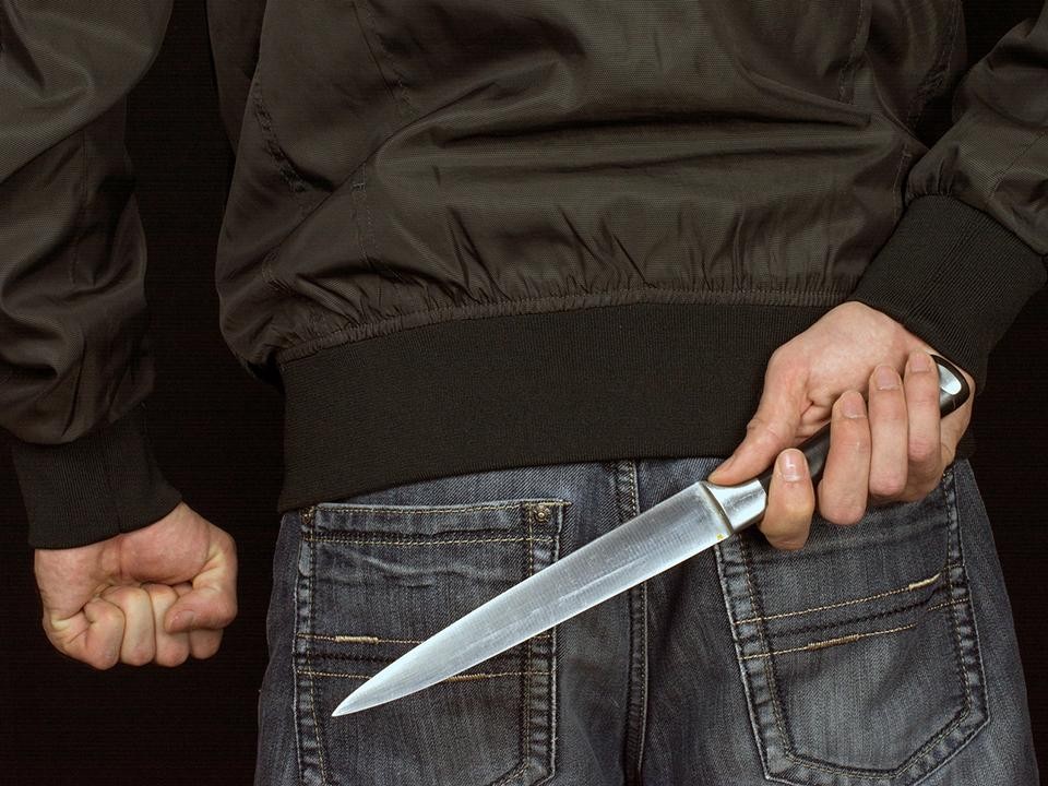 Житель Балашихи набросился с ножом на приятеля во время застолья