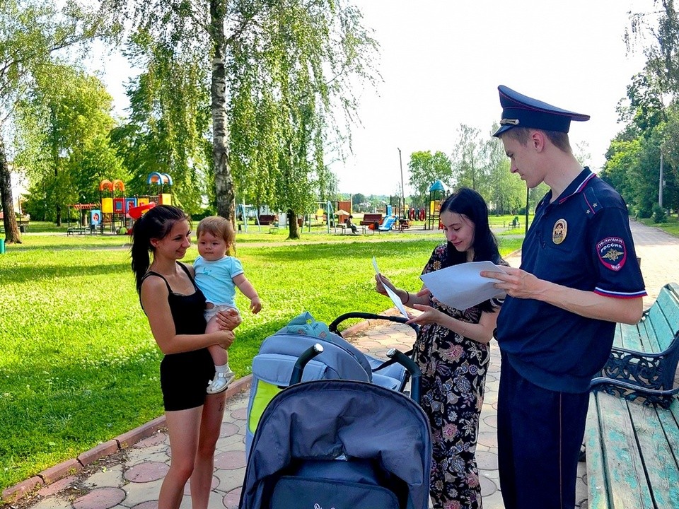 Полицейские в Луховицах призвали родителей не оставлять детей в комнате с открытым окном