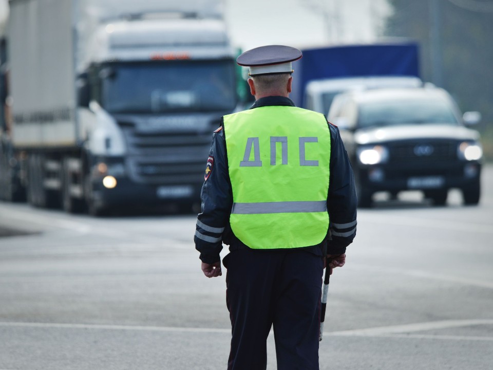 Женщина на Привокзальной площади чуть не попала под машину