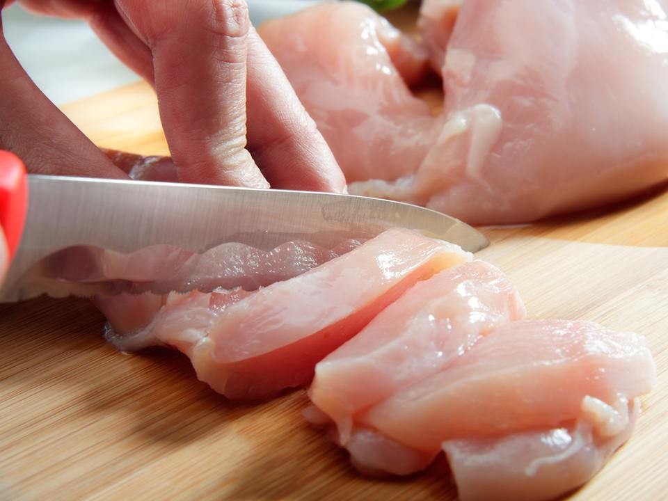 Врач развеял миф о необходимости мыть мясо перед приготовлением