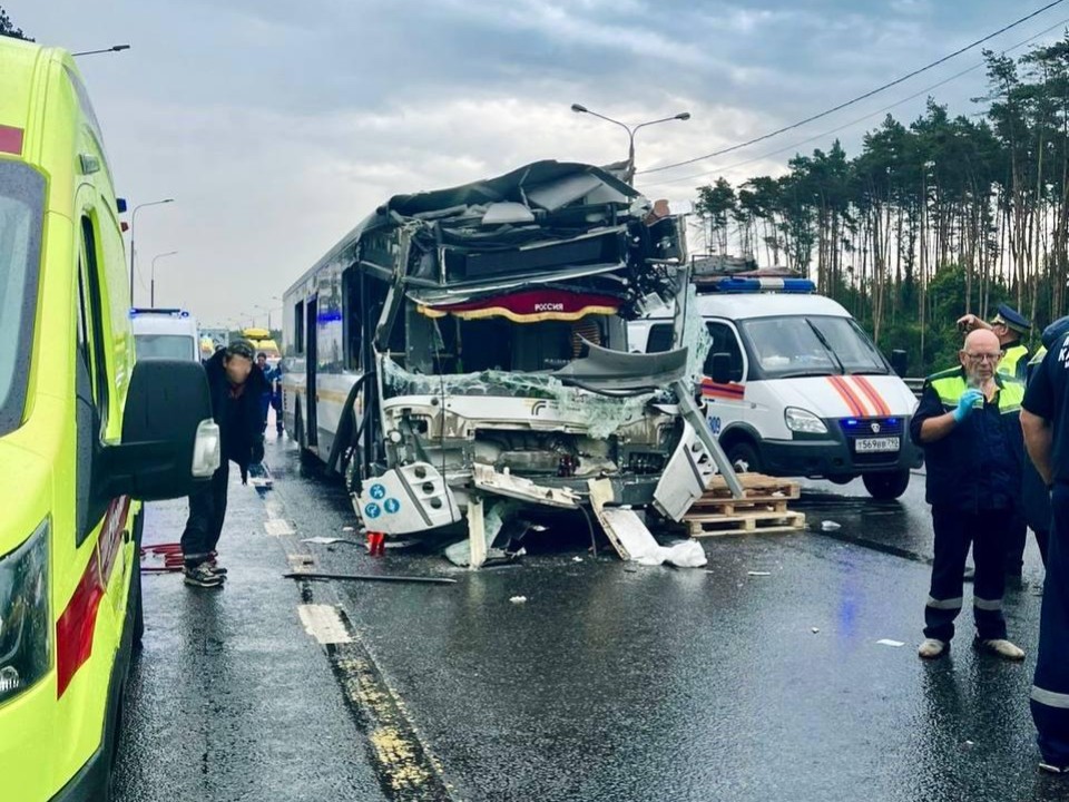 Спасатели помогли пострадавшему в ДТП с участием автобуса и грузовика