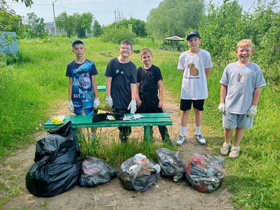 Детский экологический десант навел порядок у Репинского пруда
