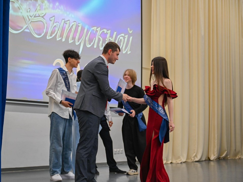 Оригинальное поздравление от родителей получили выпускники Ленинского «Лидера»