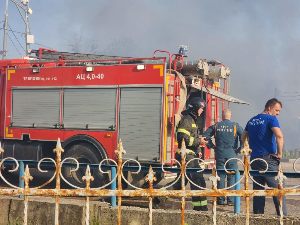 В Солнечногорске загорелся строительный магазин на Промышленной улице