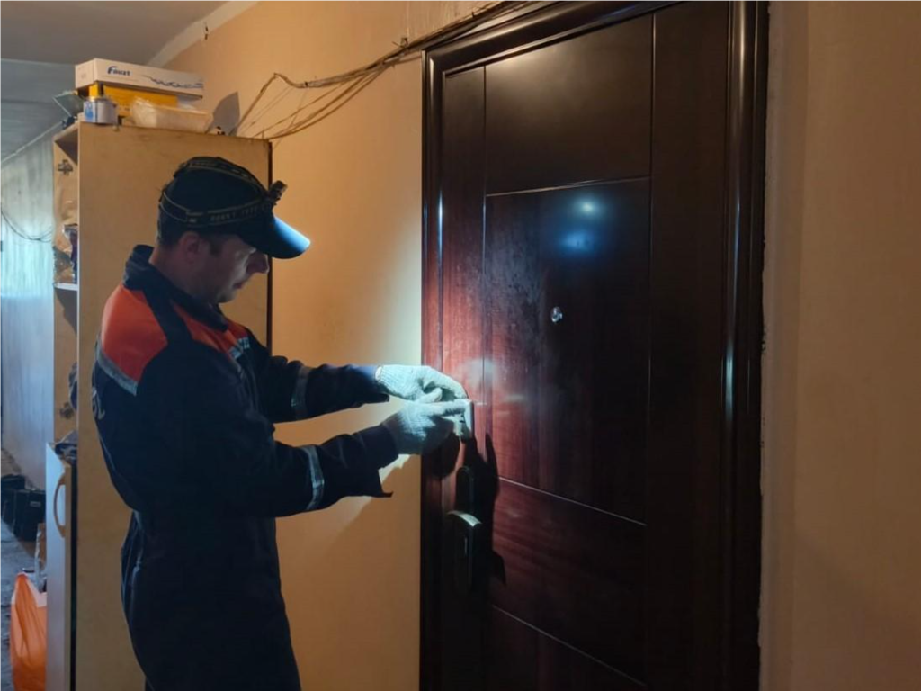 Спасатели вскрыли дверь в запертую квартиру в Сергиевом Посаде