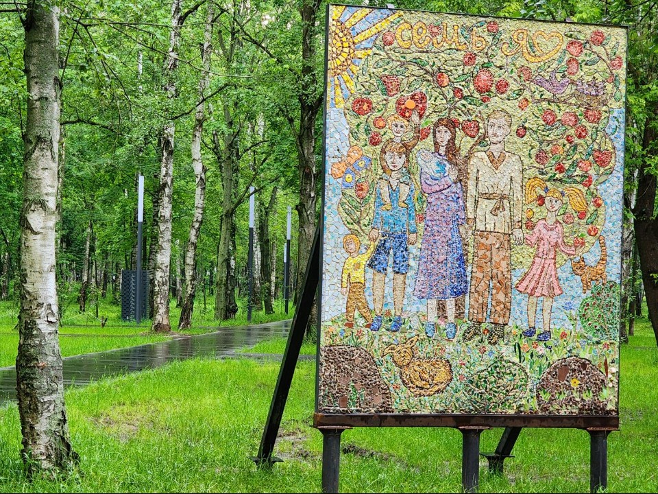 Мастера мозаики из Лобни подарили городу панно «Семья»