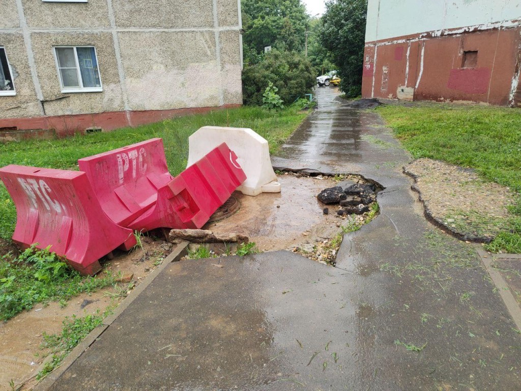 На Революционной улице восстановят поврежденные тротуары