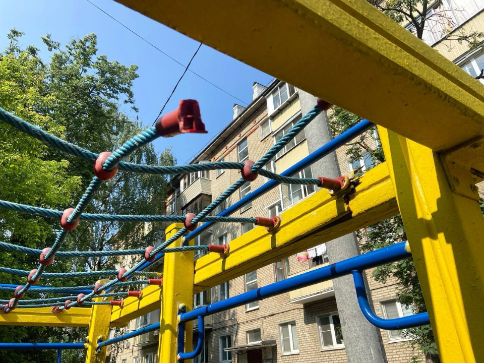 На детской площадке на Революционном проспекте в Подольске заменят игровые элементы