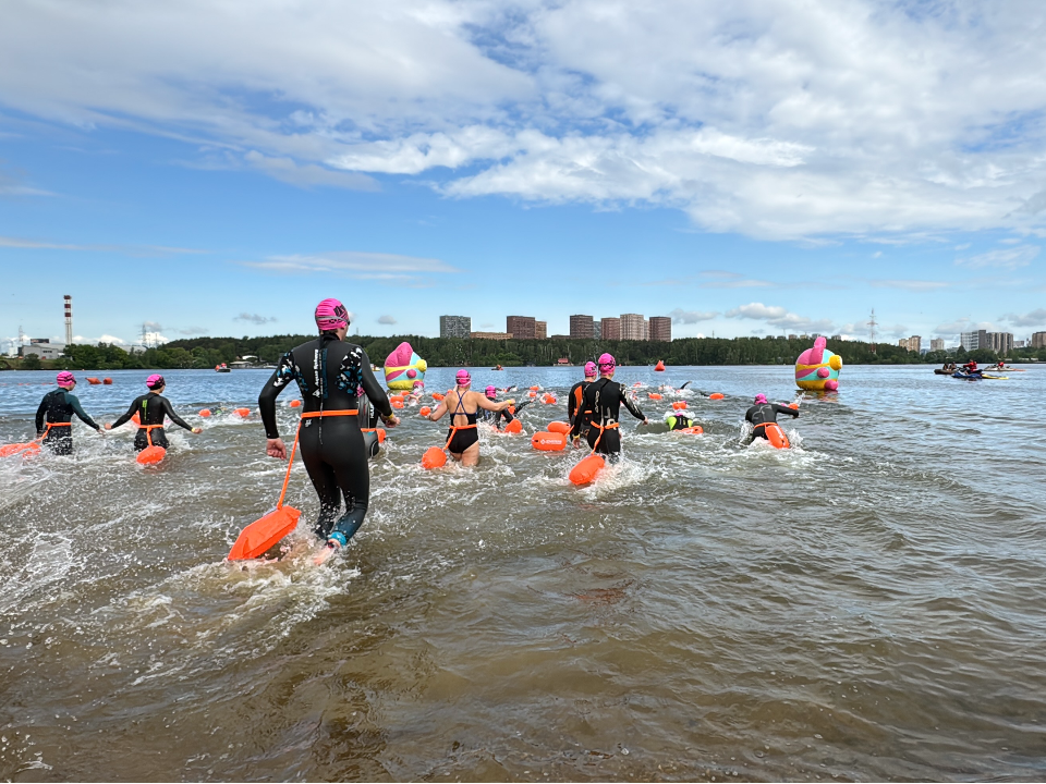 Купальный сезон в Красногорске открыли заплывом на открытой воде