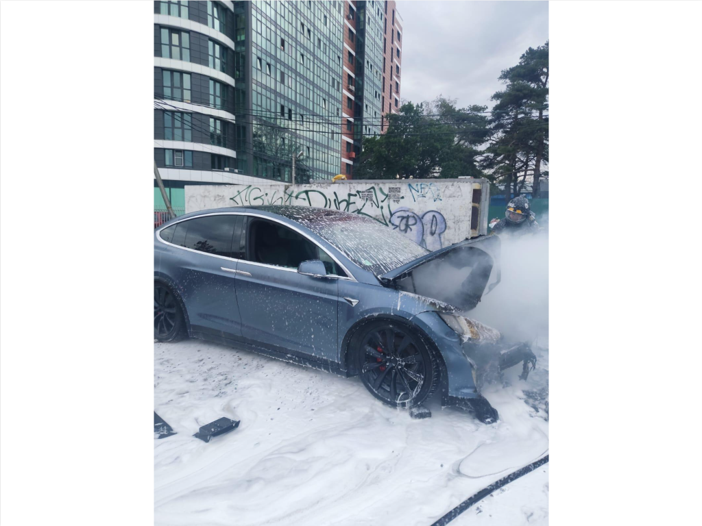 Пожарные потушили горящий автомобиль в Одинцовском округе