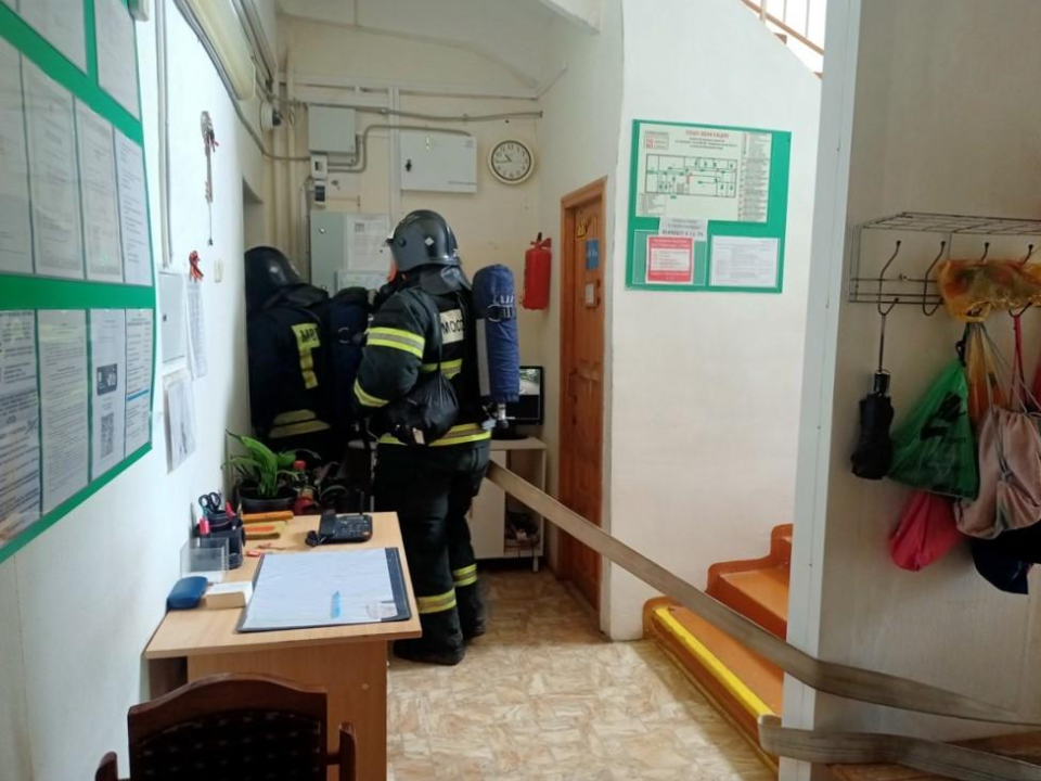 Пожарные отработали спасение при условном пожаре в детском центре