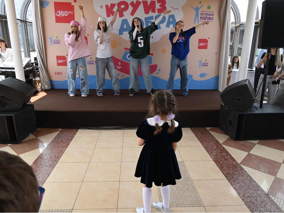 Дети участников СВО посетили «Круиз добра» на Москве-реке