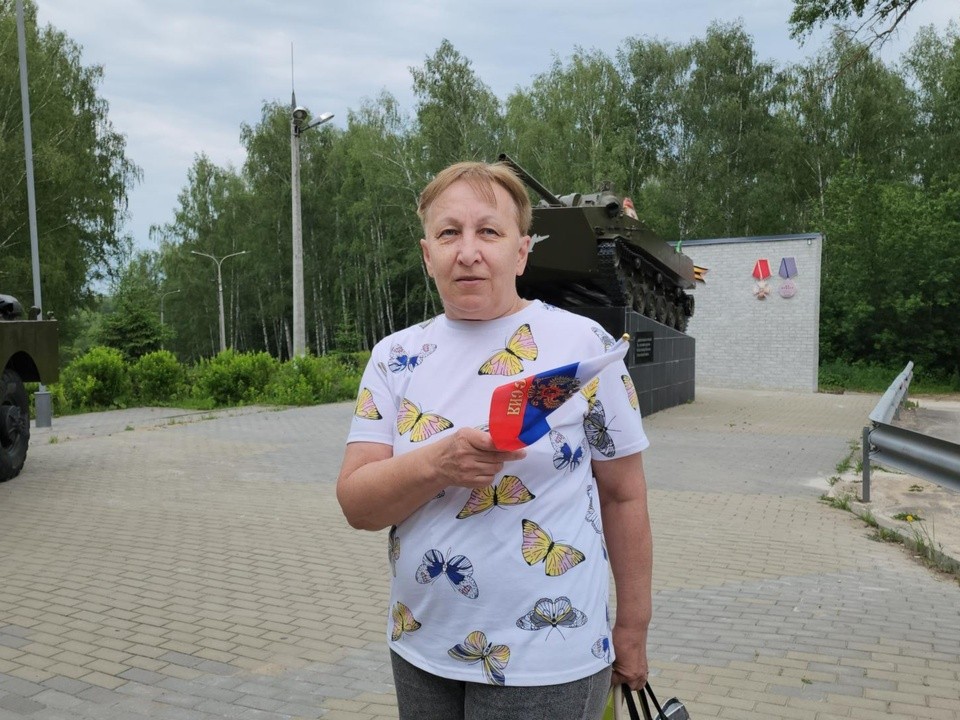 В Кашире в парке вручали флаги с триколором и делали аквагрим
