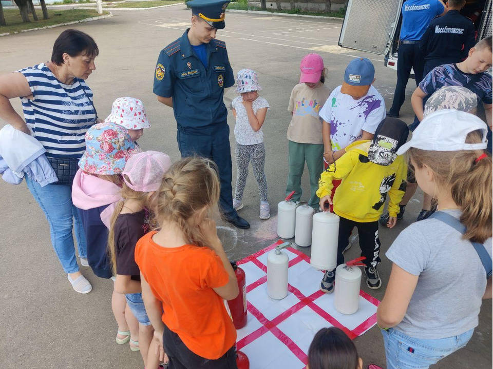 Детей в лагерях Серебряных Прудов учат спасаться от пожара