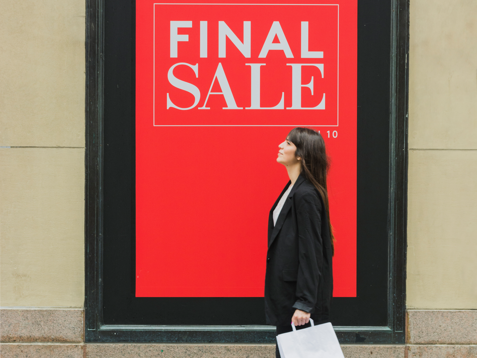 Больше никаких sale и coffee shop: в России вступает в силу закон о защите русского языка