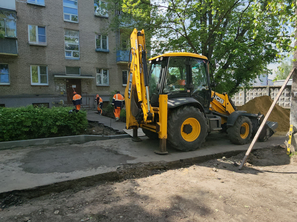 Во дворе по улице Осипенко рабочие демонтируют старый асфальт